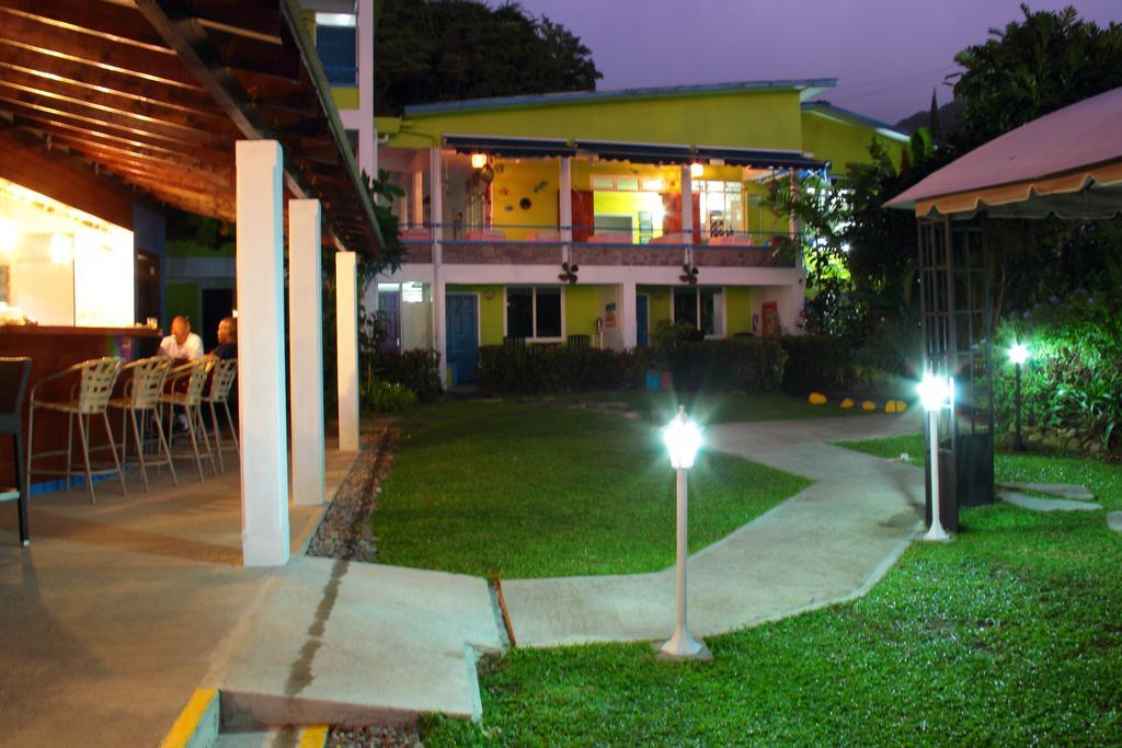 Castle Comfort Lodge Roseau Exterior photo